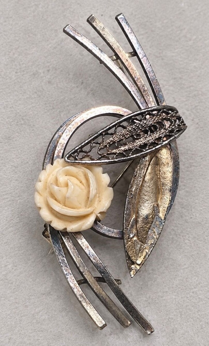 Vintage Carved Rose Floral Brooch – Silver-Tone Mid-Century Style